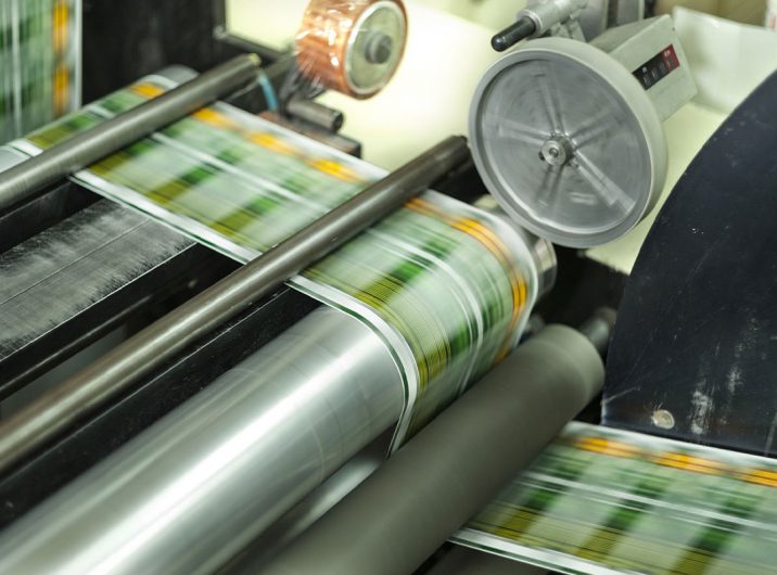 جوانب-منفی-و-مثبت-یو-وی-در-چاپ-افست