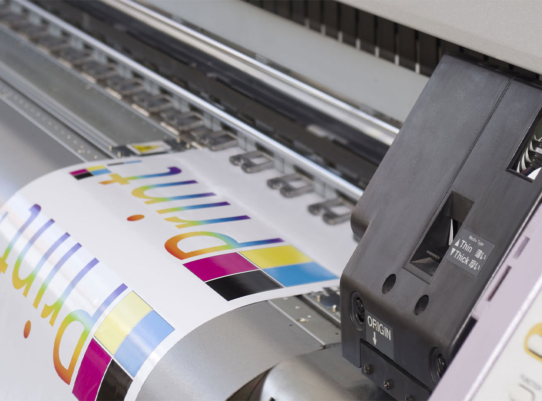 نقش حیاتی یووی در چاپ افست: راهنمای انتخاب بهترین خدمات با آرتاچاپ