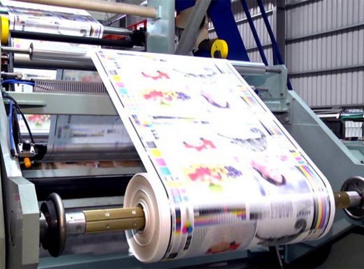 نقش حیاتی یووی در چاپ افست: راهنمای انتخاب بهترین خدمات با آرتاچاپ